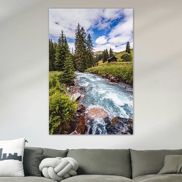 Courant fort dans une rivière de montagne bleue/verte claire sur Dafne Vos