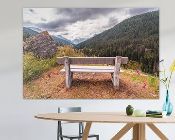 Banc en bois vide dans les montagnes suisses sur Dafne Vos