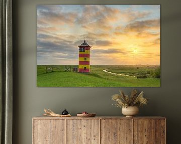 Vuurtoren van Pilsum in Oost-Friesland bij zonsopgang van Michael Valjak