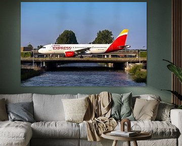 L'Airbus A320 d'Iberia roule au-dessus de l'eau à l'aéroport de Schiphol. sur Maxwell Pels