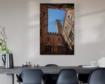 Binnenplaats Palazzo Pubblico in Siena, Italië van Joost Adriaanse