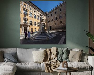 Oude paleizen op Piazza Salimbeni  in centrum van Siena, Italië van Joost Adriaanse