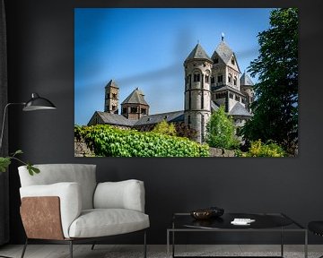 Abbaye de Maria Laach en Allemagne par une journée ensoleillée avec un ciel bleu