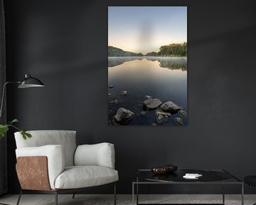 Zonsopkomst aan het water met opstijgende nevel in staand formaat von John van de Gazelle fotografie