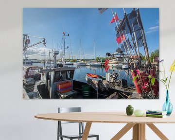 Bateaux de pêche avec drapeaux dans le port de Thiessow, Rügen