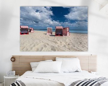 vijf rood-wit gestreepte strandstoelen in Thiessow, Rügen van GH Foto & Artdesign