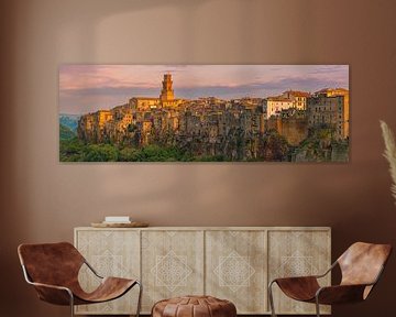 Panoramablick auf den Sonnenaufgang Pitigliano