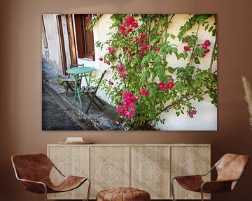 Französischer Giebel mit Terrasse und Kletterrosen von Blond Beeld