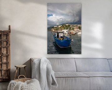 Vissersboot in de haven van Vice Equence (bij Amalfikust), Italië, met donker wolkendek. van Joost Adriaanse