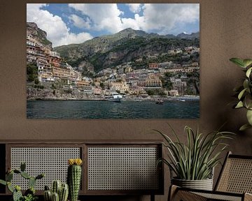 Zicht op Positano aan de Amalfi kust in Italië van Joost Adriaanse