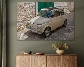 Oude beige Fiat 500 in binennstad van Ostuni, Italië