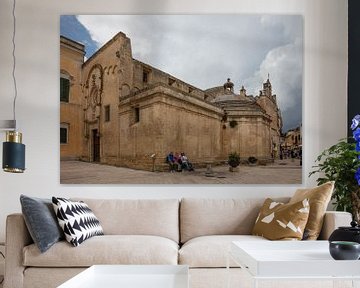 Kerk van Sint Dominic aan plein in centrum van Matera, Italie van Joost Adriaanse