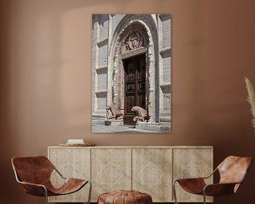 Deux lions devant la porte de la cathédrale San Rufino à Assise, Italie sur Joost Adriaanse