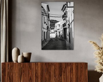 Rue typique d'un village espagnol de la Costa Blanca, photographiée en noir et blanc. sur Arte D'España