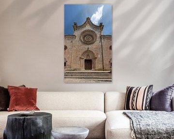 Façade de la cathédrale Santa Maria Assunta à Ostuni, Italie sur Joost Adriaanse