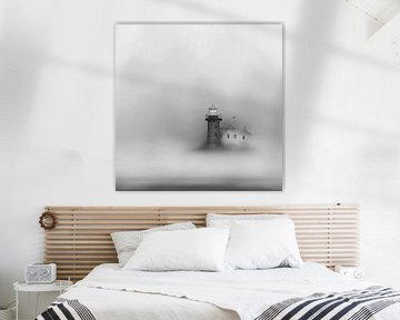 Leuchtturm einsam im Nebel, schwarz und weiß von Carla van Zomeren