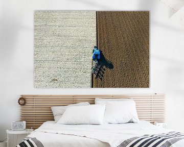 Tractor ploegt de grond voor het planten van gewassen van bovenaf gezien van Sjoerd van der Wal Fotografie