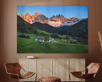 Dolomiten Sankt Magdalena Alpenglühen von Jean Claude Castor