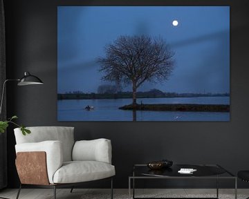 Mond über dem Fluss Lek von Moetwil en van Dijk - Fotografie