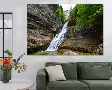 Wasserfall, umgeben von Bergen und grünem Wald von Studio LE-gals