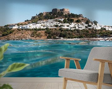Wit dorp en kristalheldere zee in Griekenland Rhodos van Visuals by Justin