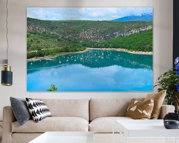 Horizontaal beeld van Lac Sainte-Croix, Gorge du Verdon, Frankrijk met zeilboten en bergen van Studio LE-gals