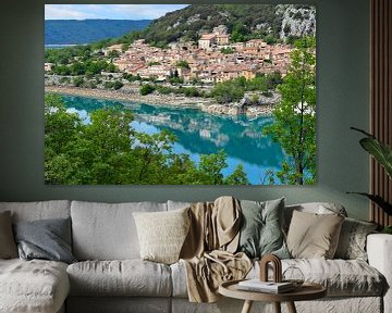 Reflexionen von Hütten im hellblauen Wasser eines Bergsees in Frankreich von Studio LE-gals