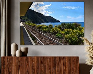 Spoorlijn langs de kust van de Cinque Terre in Ligurië, Italië, aan de rand van de baai van Studio LE-gals