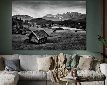 Almwiese mit Bergsee im Karwendelgebirge in den Alpen in schwarzweiss von Manfred Voss, Schwarz-weiss Fotografie