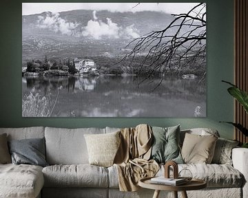 Mysterieus zwart wit beeld van het Italiaanse meer Lago di Toblino met kasteel weerspiegeld van Studio LE-gals