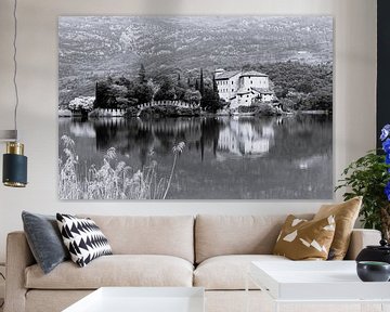 Mysterieus zwart wit beeld van het Italiaanse meer Lago di Toblino met kasteel weerspiegeld van Studio LE-gals