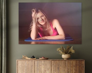 Blonde sur un tapis de yoga