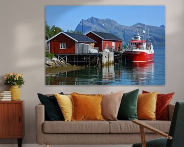 Bateau de pêche rouge dans un fjord en Norvège sur My Footprints