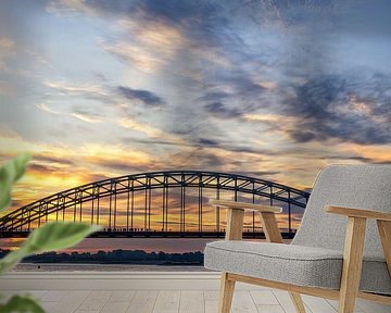 Zonsopkomst boven de Waal en de wandelaars