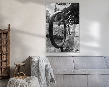 Abstrakte Schwarz-Weiß-Fotografie einer Brücke von Retrotimes