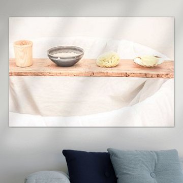 Etagère avec savon et éponge et teintes douces et pastel