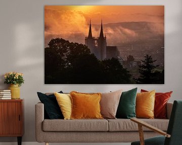 Uitzicht over Bamberg en klooster Michelsberg bij zonsopgang en in de mist