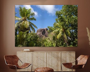 Palmbomen voor Giant Union Rock op La Digue (Seychellen) van t.ART