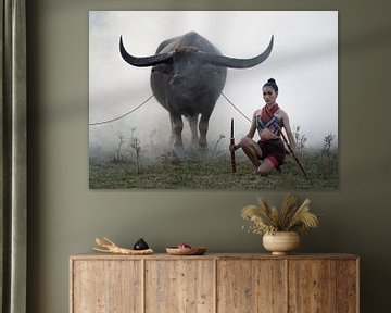 Jeune femme thaïlandaise avec un buffle d'eau à Surin