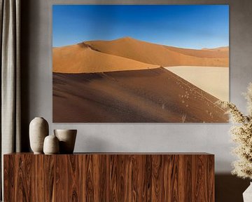 Marche sur les dunes de sable de Sossusvlei sur Eddie Meijer