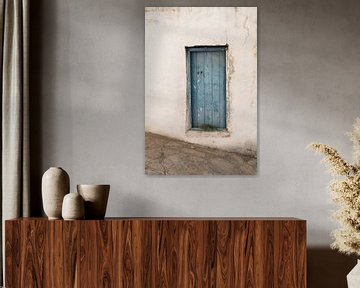 blauwe oude deur op witte muur | reisfotografie | Samos - Griekenland | van Lisa Bocarren