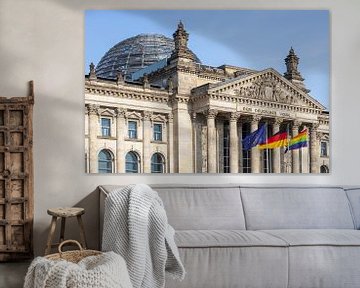 Reichstags-Gebäude mit EU-, Deutschland- und Regenbogenfahne