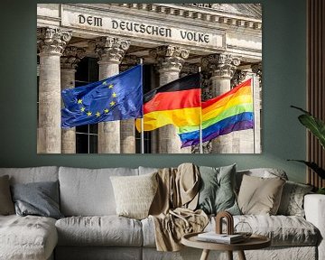 Bâtiment du Reichstag avec les drapeaux de l'UE, de l'Allemagne et de l'arc-en-ciel