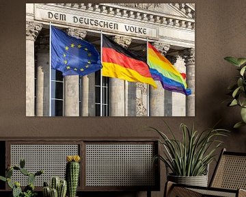 Reichstags-Gebäude mit EU-, Deutschland- und LGBT+ - Fahne