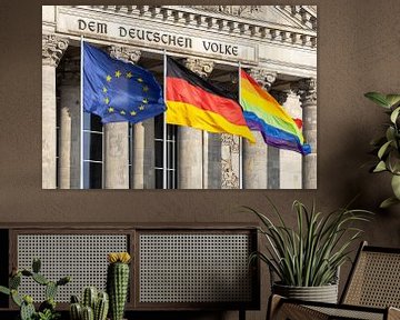 Bâtiment du Reichstag avec les drapeaux de l'UE, de l'Allemagne et de la communauté LGBT sur Frank Herrmann