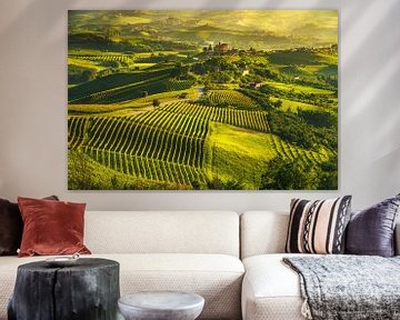 Weinberge der Langhe bei Sonnenuntergang. Grinzane Cavour, Italien von Stefano Orazzini