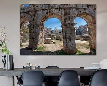 Arches de l'arène romaine (amphithéâtre) dans le centre de Pula, Croatie sur Joost Adriaanse