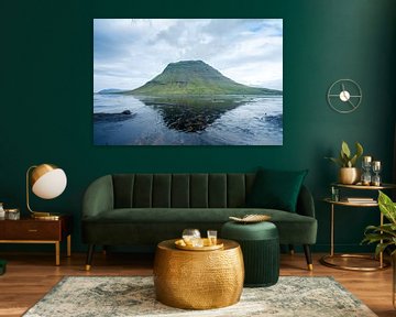 Baie avec la montagne Kirkjufell en Islande sur Samantha van Leeuwen