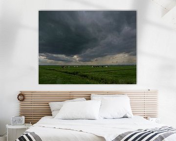 Koeien in de polder van Eemnes met enorm dreigende wolkenlucht van Robin Jongerden