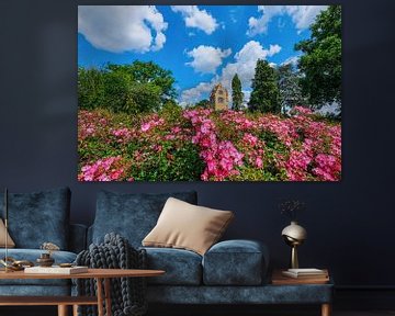 Spanischer Turm auf der Rosenhöhe Darmstadt, umgeben von rosa Rosen von pixxelmixx